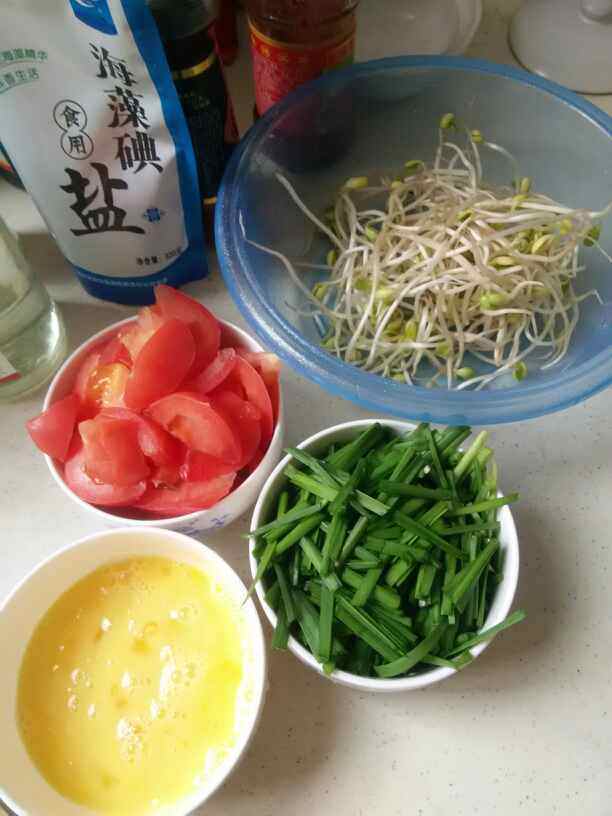 西红柿豆芽鸡蛋面步骤1