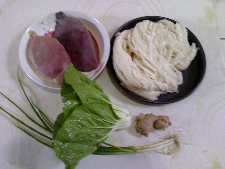 猪肝瘦肉汤河粉步骤1