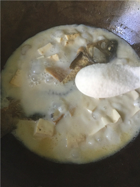 奶香鲫鱼豆腐汤步骤8
