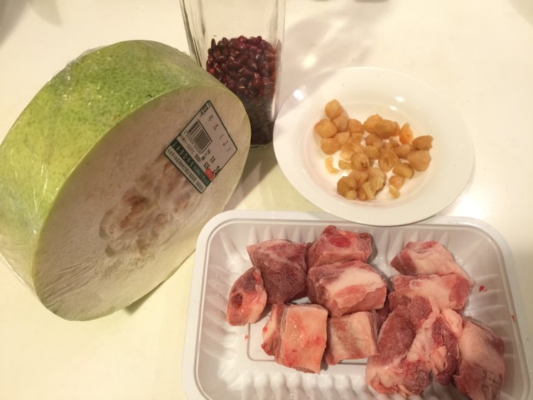 冬瓜红豆排骨汤步骤1