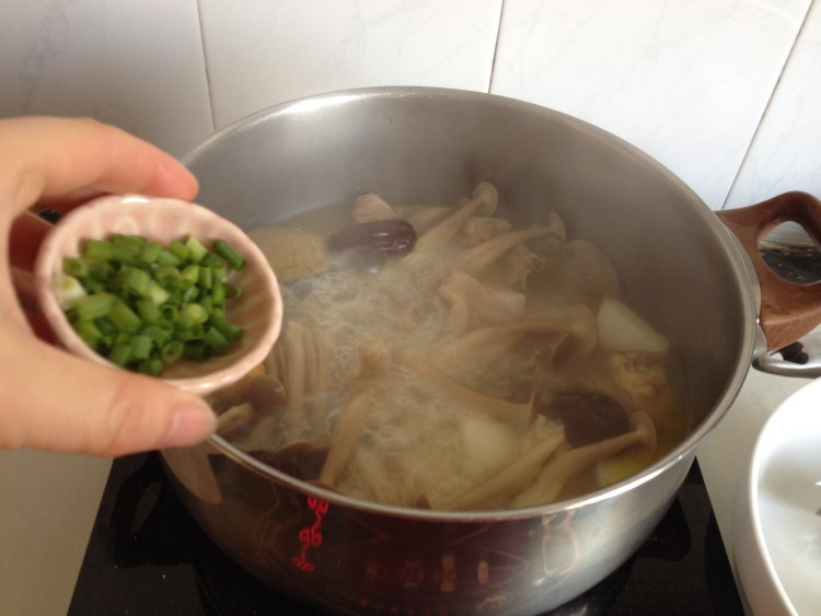 山药菌菇母鸡汤步骤9