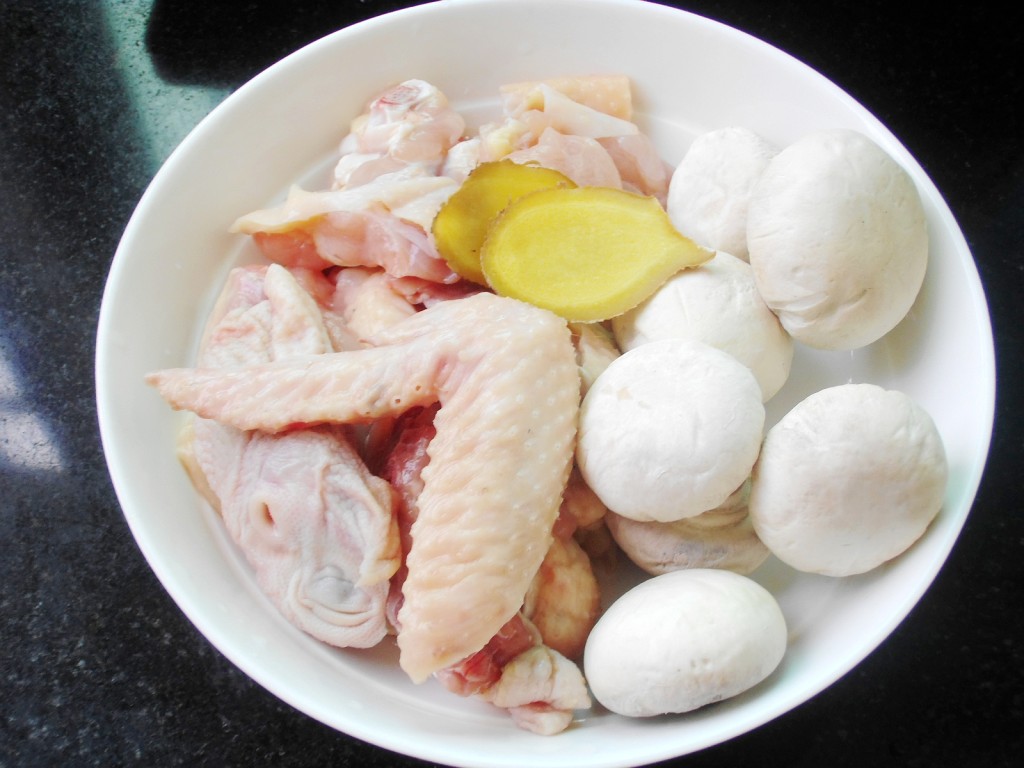 鲜蘑菇炖鸡汤步骤1