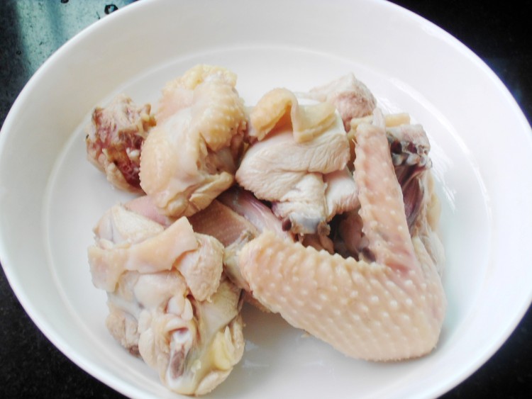 鲜蘑菇炖鸡汤步骤3