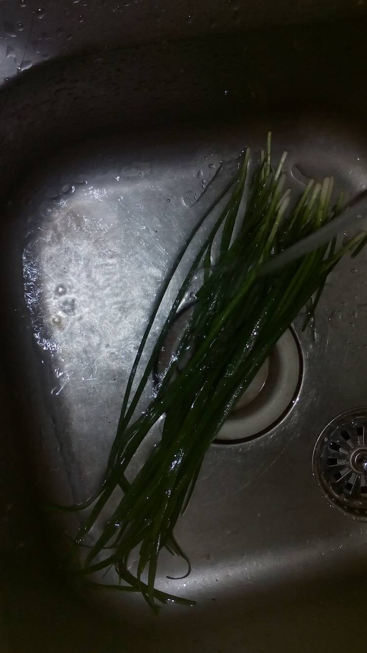 韭菜鸡蛋片儿面步骤1
