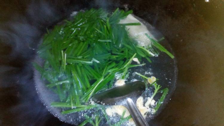 韭菜鸡蛋片儿面步骤8