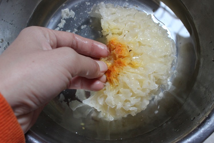 银耳红枣炖雪梨步骤2