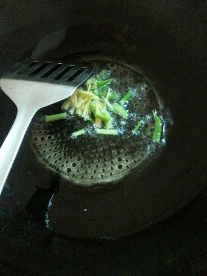 口蘑筒蒿海鲜汤步骤2