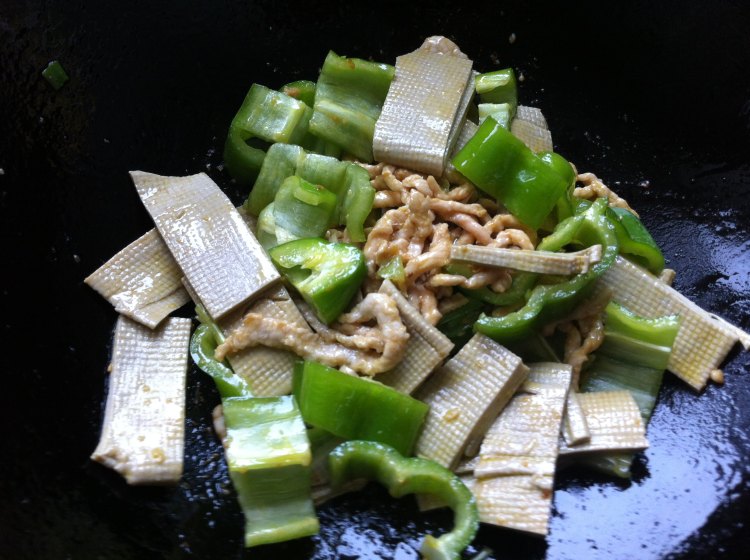 尖椒豆片炒肉步骤5