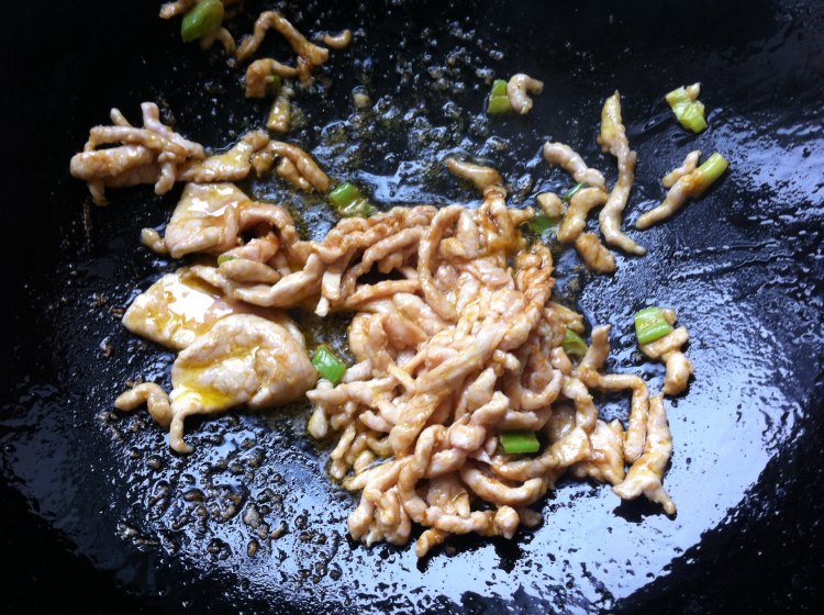 尖椒豆片炒肉步骤4