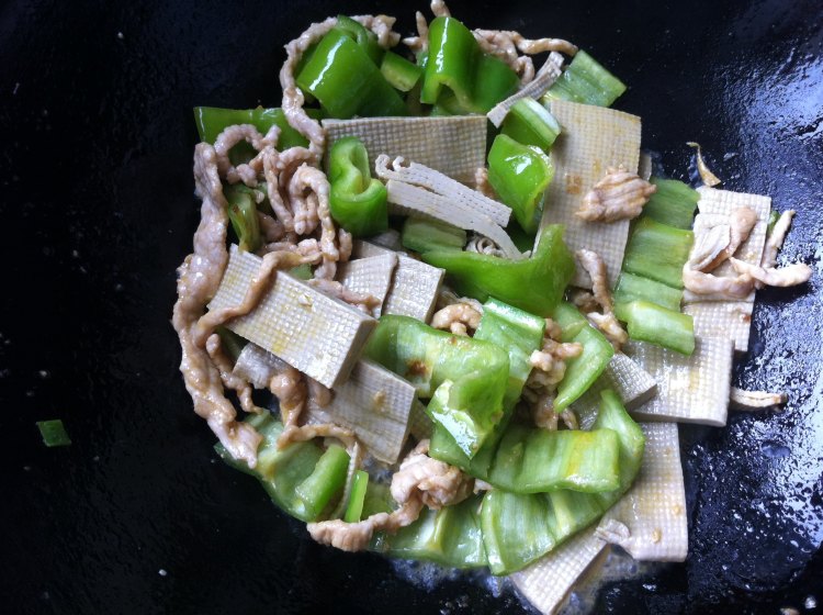 尖椒豆片炒肉步骤6