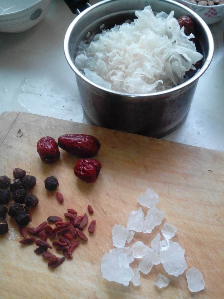 银耳大枣桂圆羹步骤2