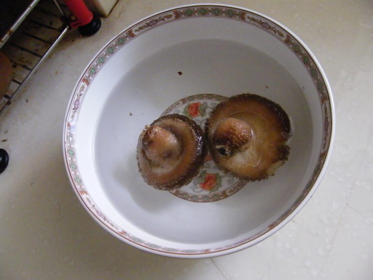 香菇小米粥步骤1