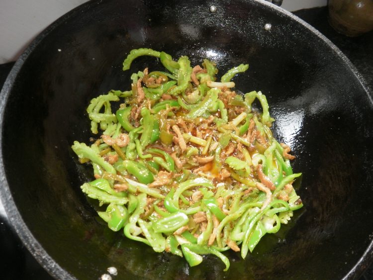 青椒苦瓜炒肉丝步骤4