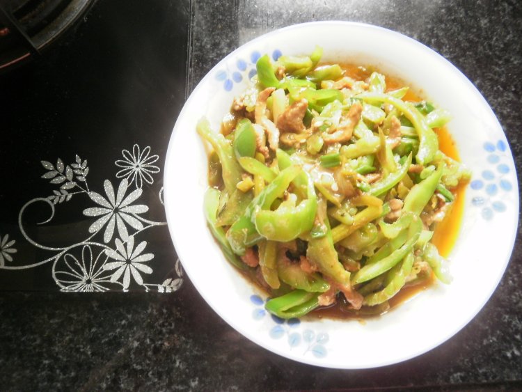青椒苦瓜炒肉丝步骤5