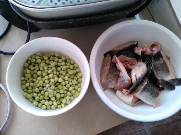 豌豆炖鱼步骤1