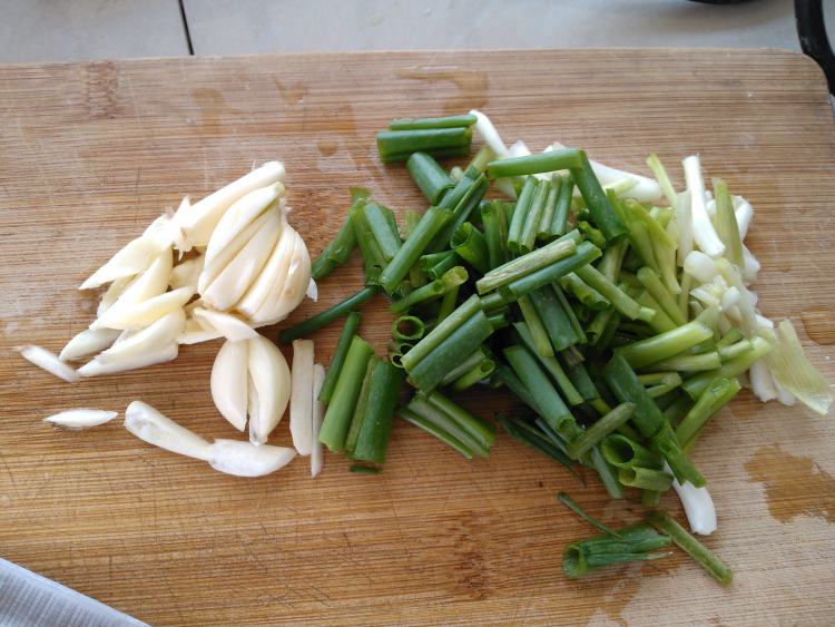 豌豆炖鱼步骤2