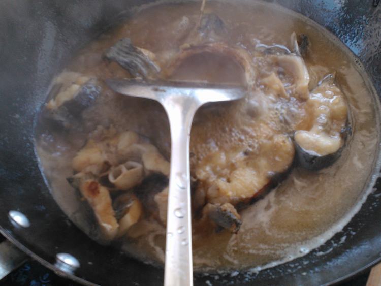 豌豆炖鱼步骤6
