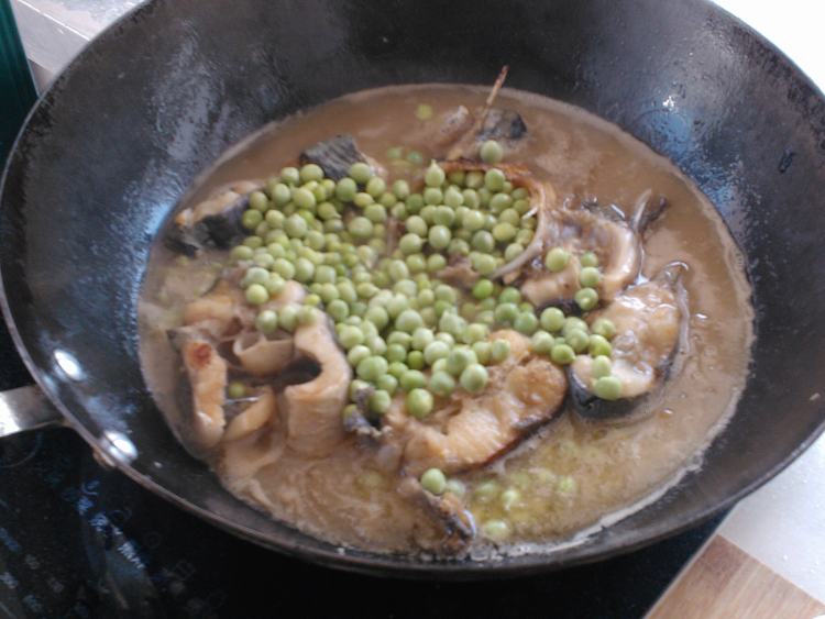 豌豆炖鱼步骤7