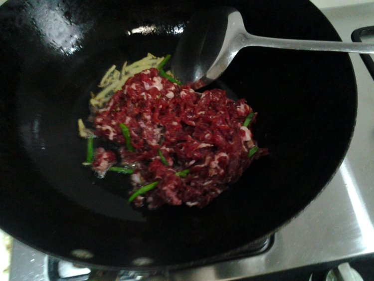 蒜苗炒牛肉丝步骤2