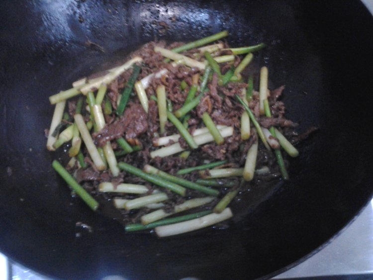 蒜苗炒牛肉丝步骤5