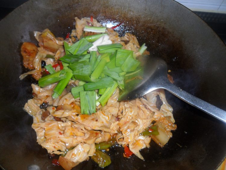 豆皮炒五花肉步骤5