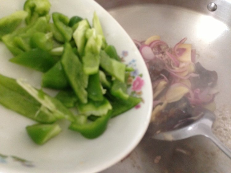 辣椒土豆木耳洋葱步骤10