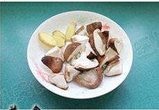 苹果香菇烧鸡翅步骤2