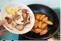 苹果香菇烧鸡翅步骤6