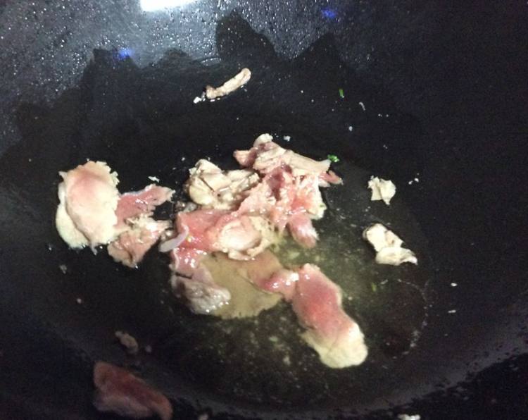 虫草花炒肉步骤4