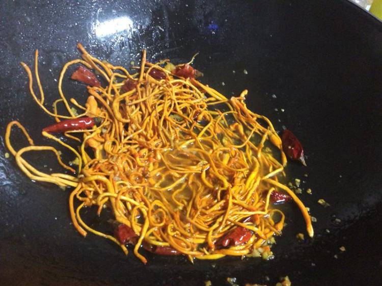虫草花炒肉步骤6