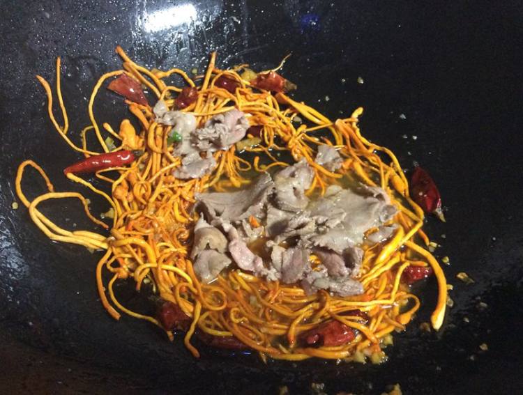 虫草花炒肉步骤7