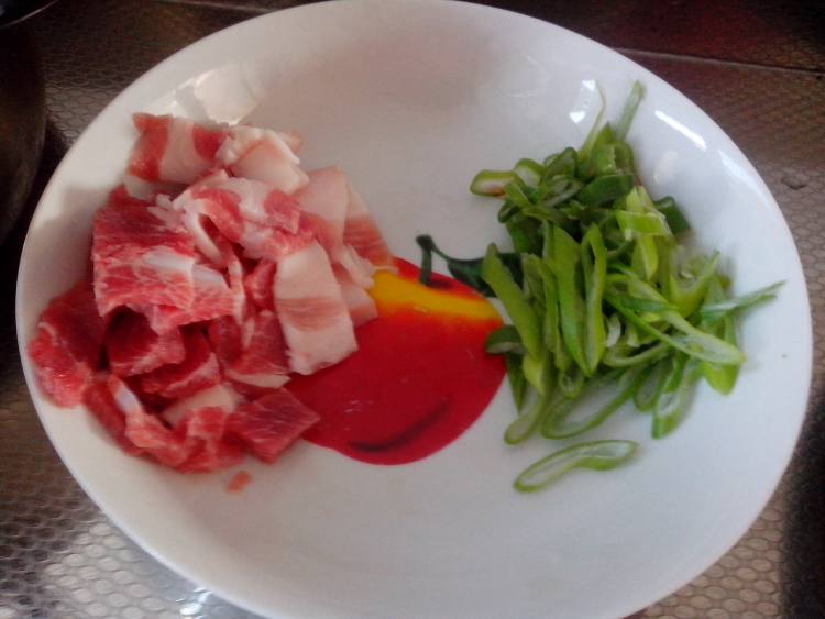 油麦菜炒肉步骤1