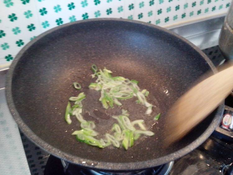油麦菜炒肉步骤3