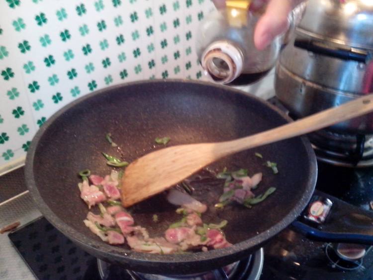 油麦菜炒肉步骤5