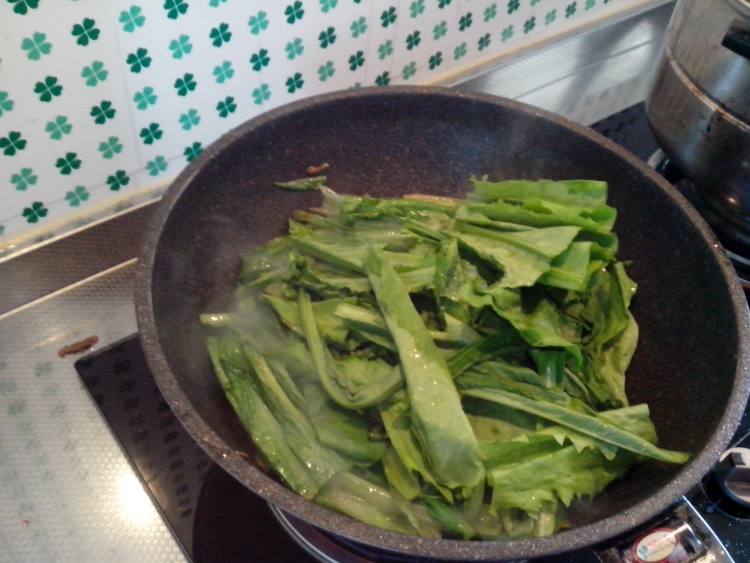油麦菜炒肉步骤7