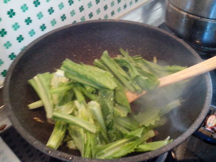 油麦菜炒肉步骤6