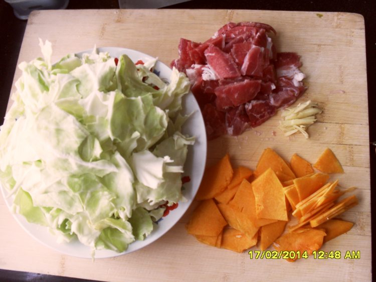卷心菜炒肉步骤1