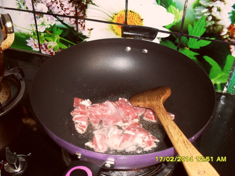 卷心菜炒肉步骤2