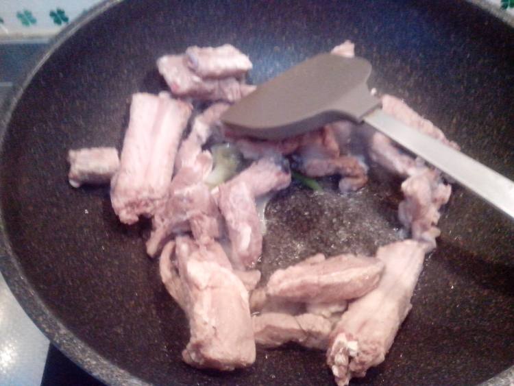 排骨土豆炖柿子步骤3