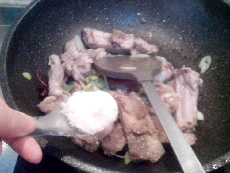 排骨土豆炖柿子步骤6