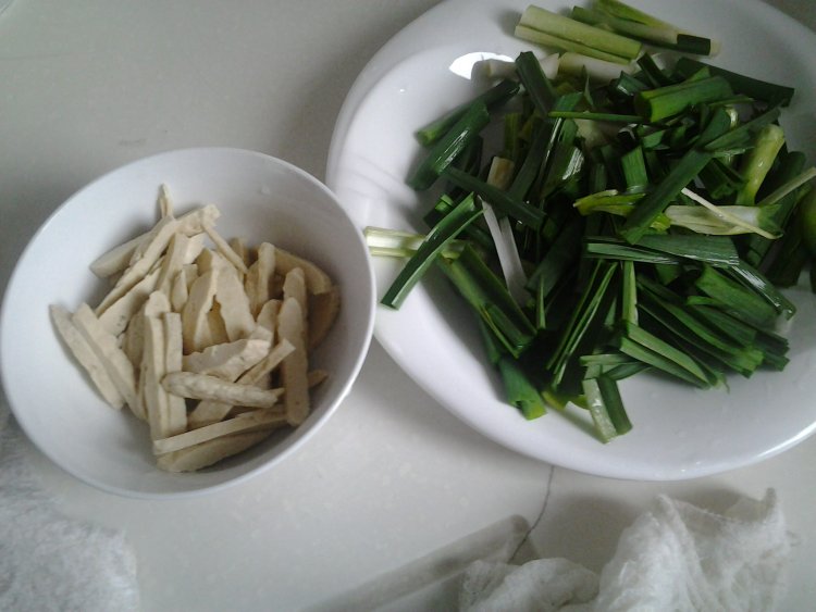 豆腐干炒大蒜步骤2
