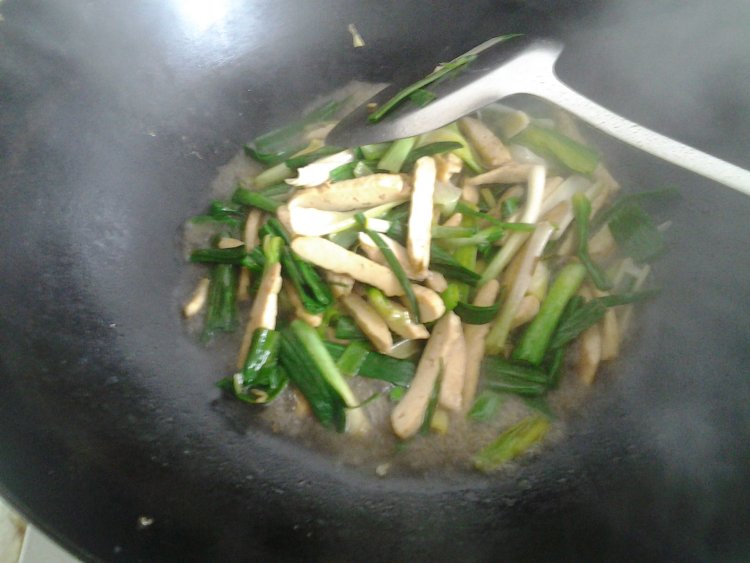 豆腐干炒大蒜步骤6