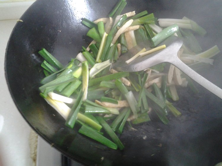 豆腐干炒大蒜步骤4