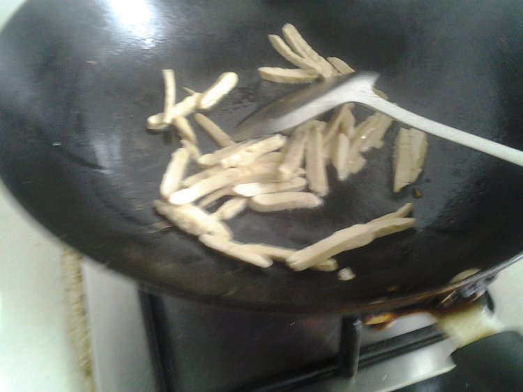 豆腐干炒大蒜步骤3