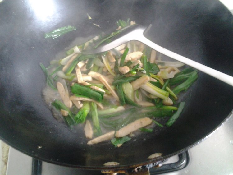 豆腐干炒大蒜步骤5