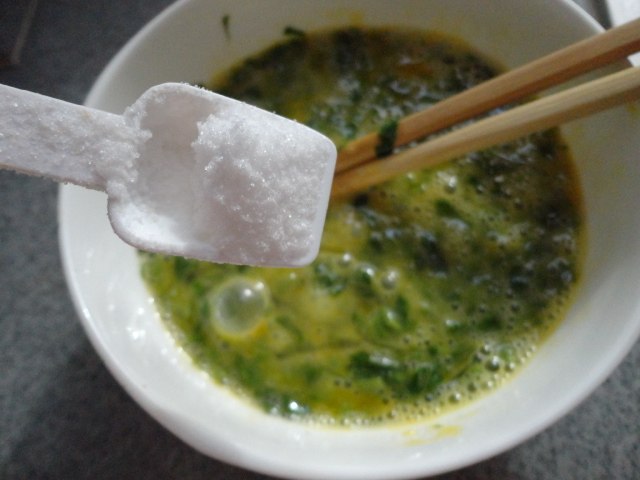 香椿芽摊鸡蛋步骤3
