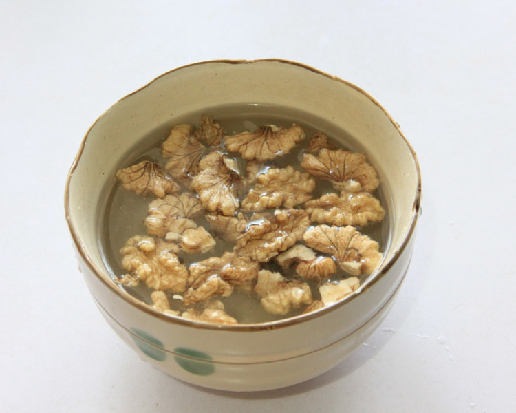 核桃仁拌香椿苗步骤1