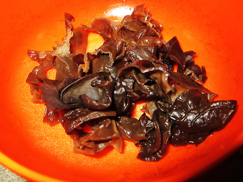 土豆木耳烩麻食步骤2
