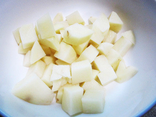 土豆木耳烩麻食步骤1