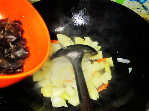 土豆木耳烩麻食步骤10